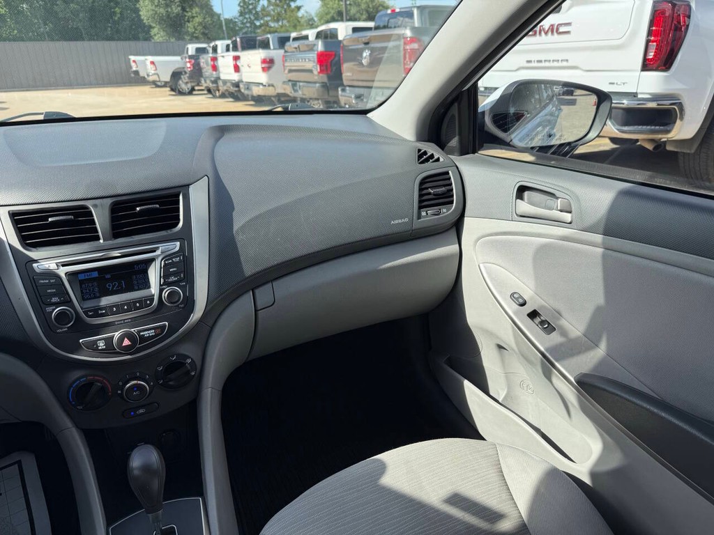 Hyundai Accent 4-Door Vehicle Full-screen Gallery Image 20