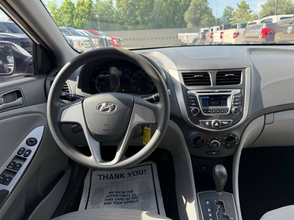Hyundai Accent 4-Door Vehicle Full-screen Gallery Image 21