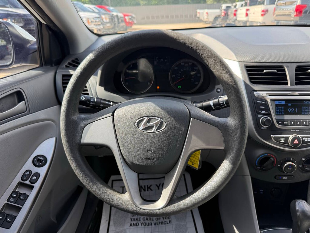 Hyundai Accent 4-Door Vehicle Full-screen Gallery Image 22