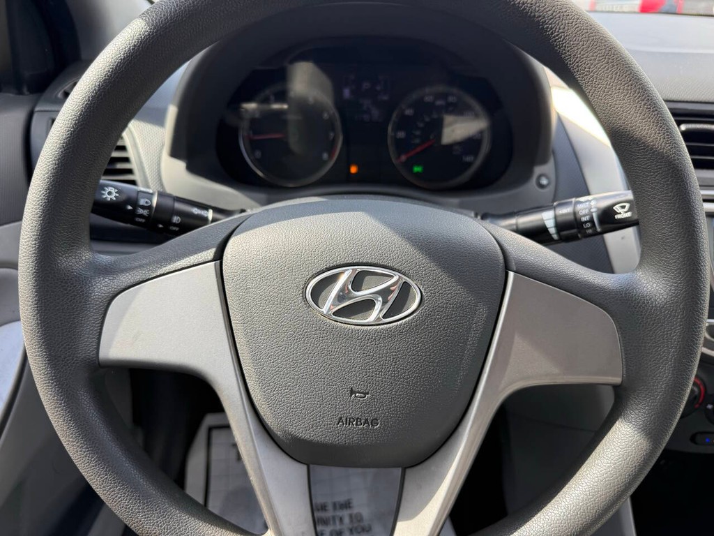 Hyundai Accent 4-Door Vehicle Full-screen Gallery Image 23
