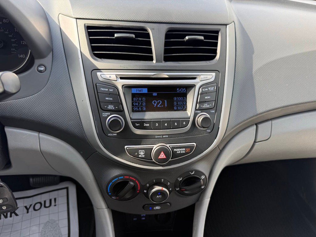Hyundai Accent 4-Door Vehicle Full-screen Gallery Image 24