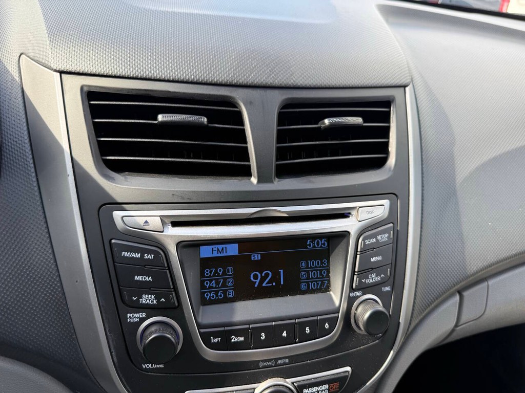 Hyundai Accent 4-Door Vehicle Full-screen Gallery Image 25