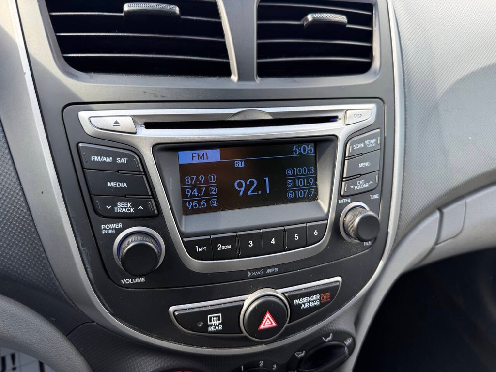 Hyundai Accent 4-Door Vehicle Full-screen Gallery Image 26
