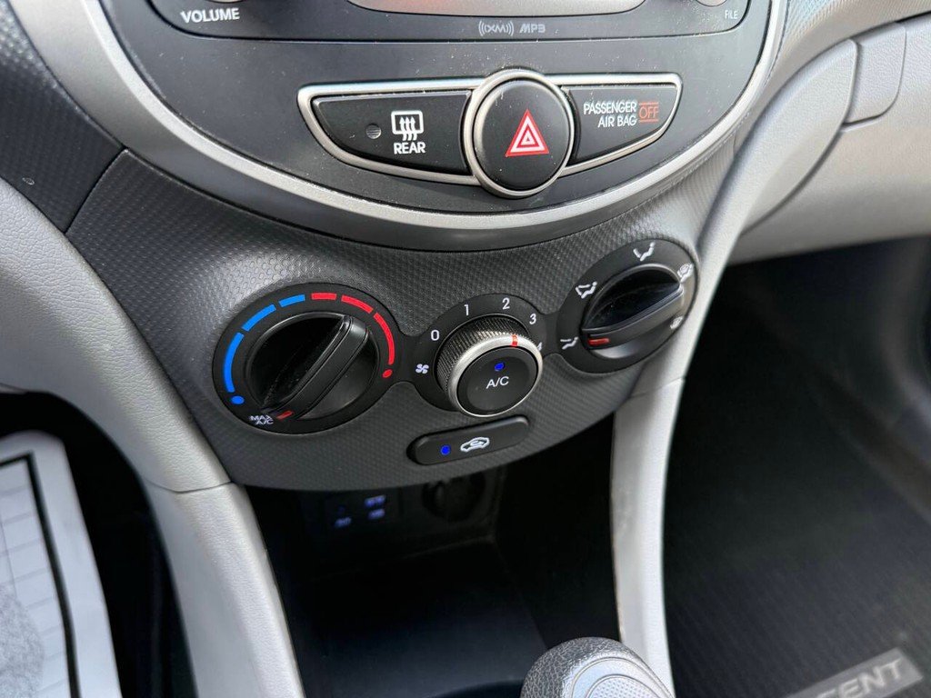Hyundai Accent 4-Door Vehicle Full-screen Gallery Image 27