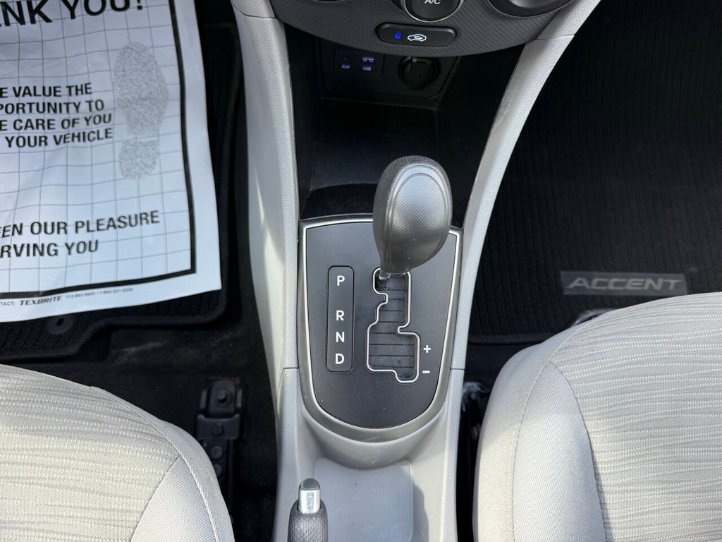 Hyundai Accent 4-Door Vehicle Full-screen Gallery Image 28