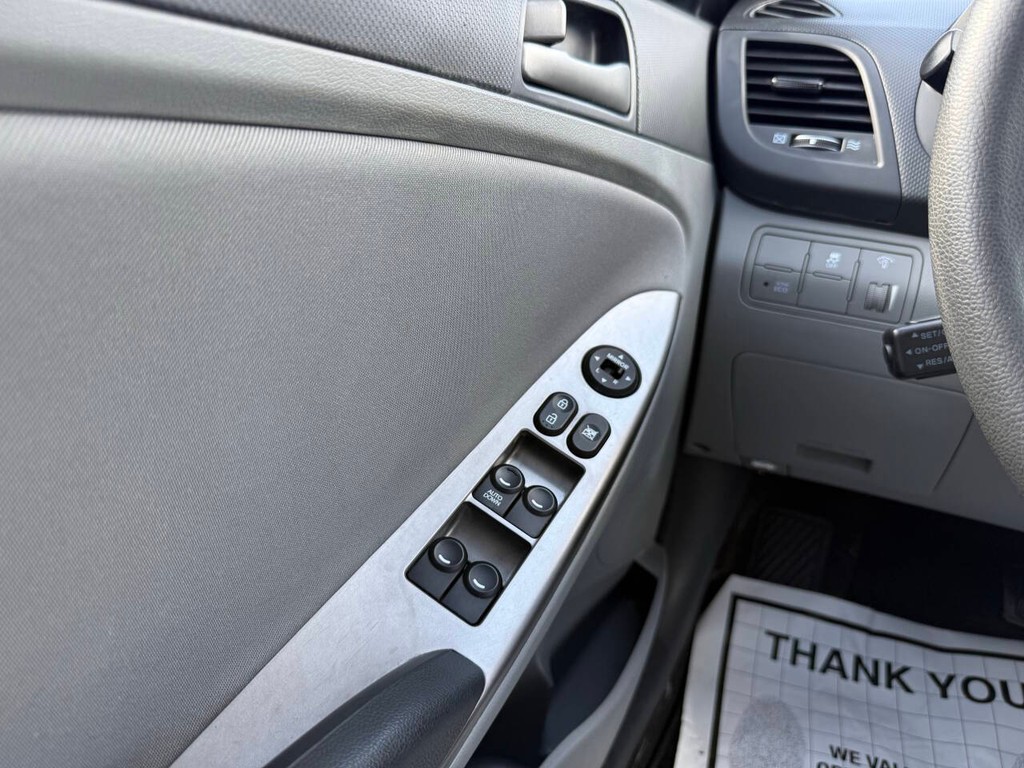 Hyundai Accent 4-Door Vehicle Full-screen Gallery Image 29