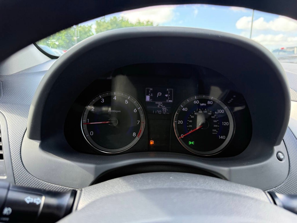 Hyundai Accent 4-Door Vehicle Full-screen Gallery Image 30