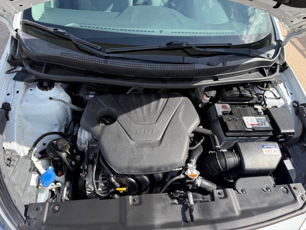 Hyundai Accent 4-Door Vehicle Full-screen Gallery Image 33