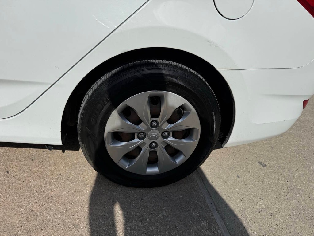 Hyundai Accent 4-Door Vehicle Full-screen Gallery Image 34