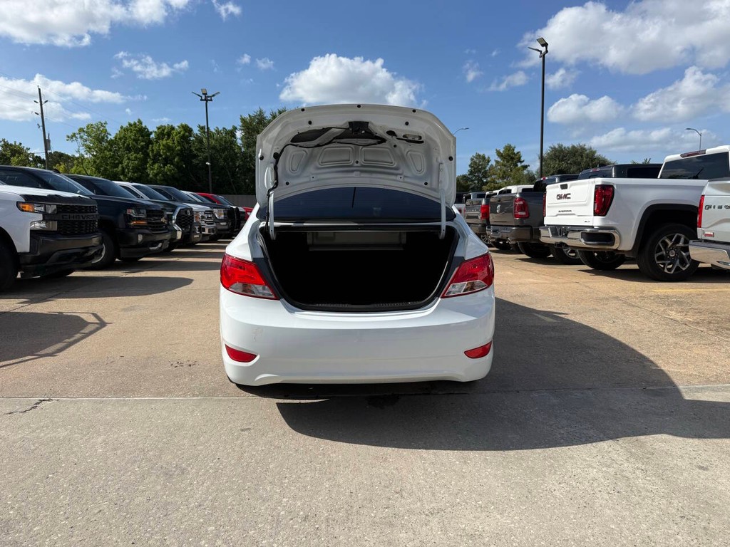 Hyundai Accent 4-Door Vehicle Full-screen Gallery Image 35