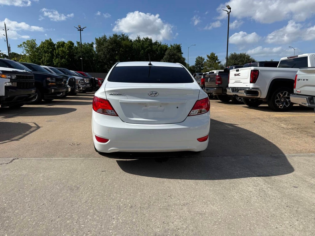 Hyundai Accent 4-Door Vehicle Full-screen Gallery Image 36