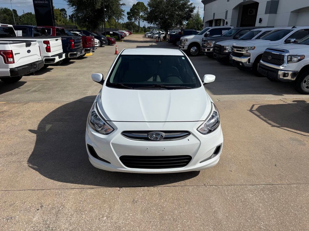 Hyundai Accent 4-Door Vehicle Full-screen Gallery Image 37