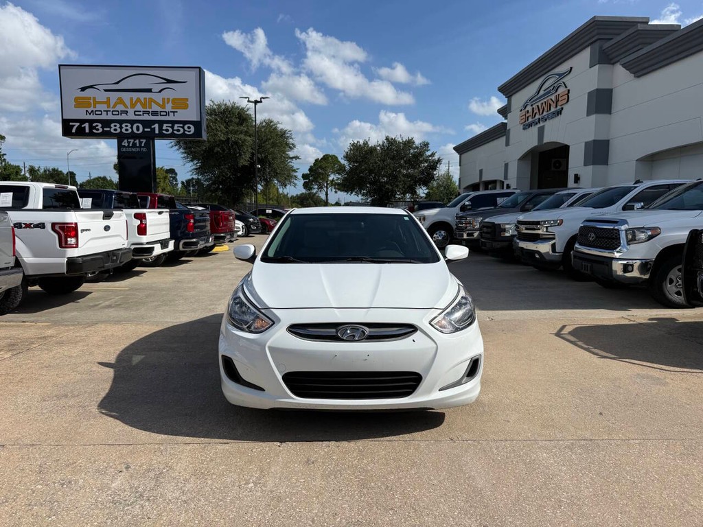 Hyundai Accent 4-Door Vehicle Full-screen Gallery Image 38
