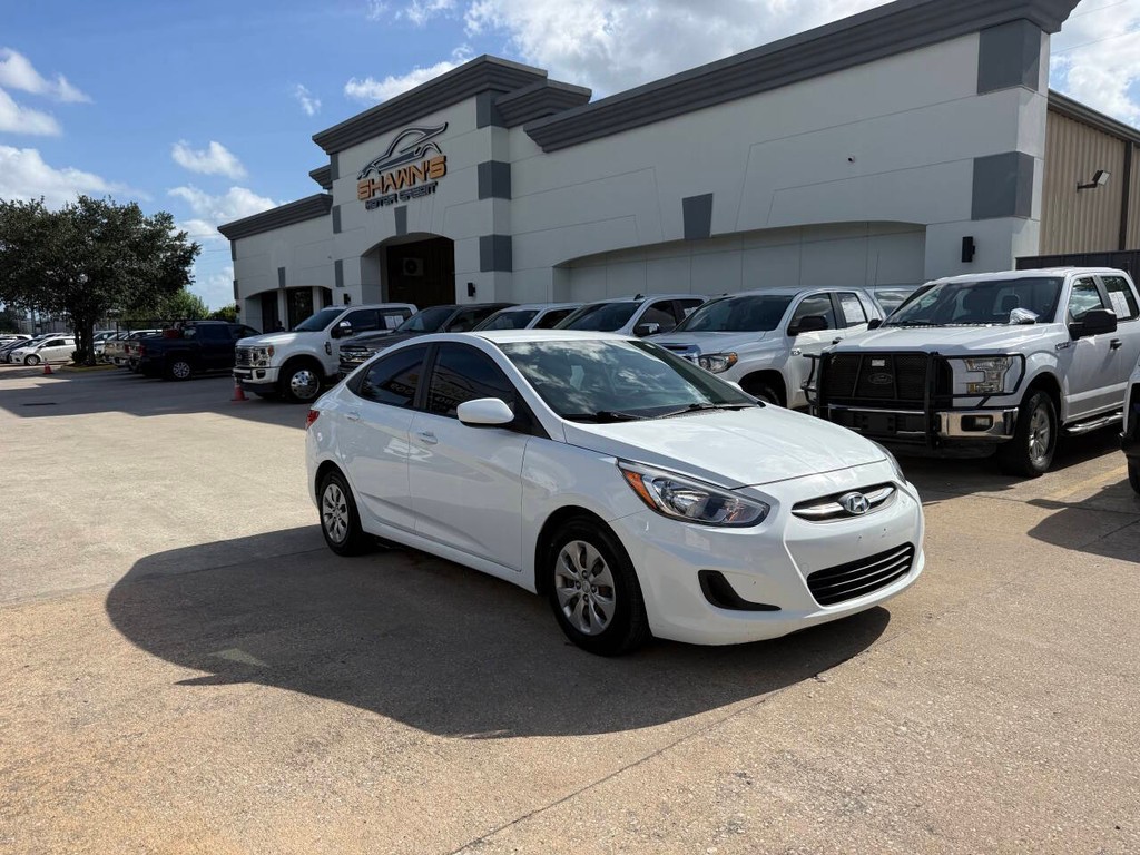 Hyundai Accent 4-Door Vehicle Full-screen Gallery Image 39