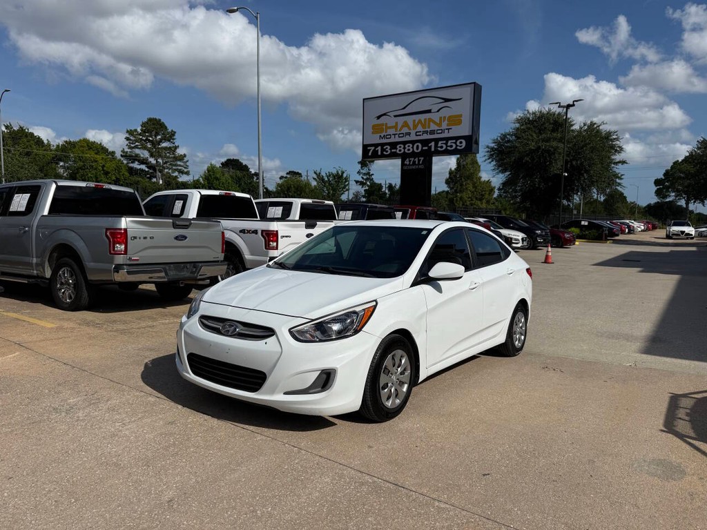 Hyundai Accent 4-Door Vehicle Full-screen Gallery Image 40