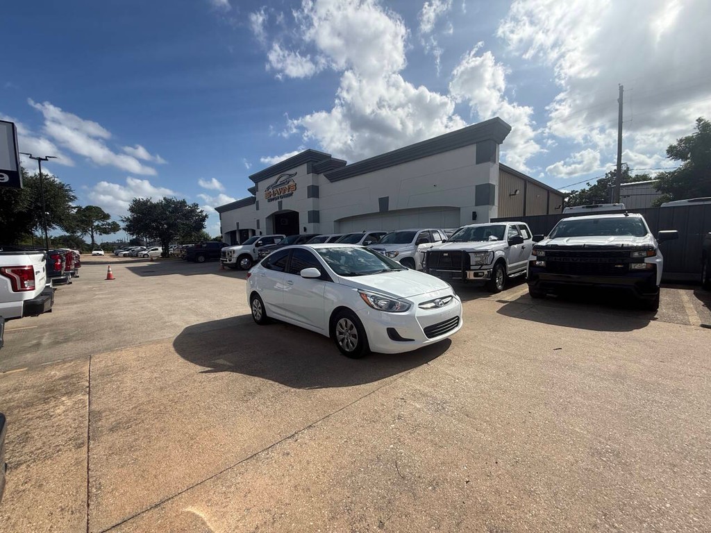 Hyundai Accent 4-Door Vehicle Full-screen Gallery Image 41