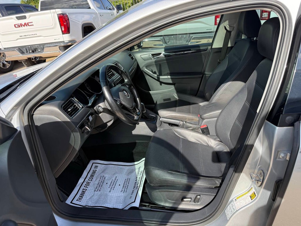 Volkswagen Jetta Sedan Vehicle Full-screen Gallery Image 07