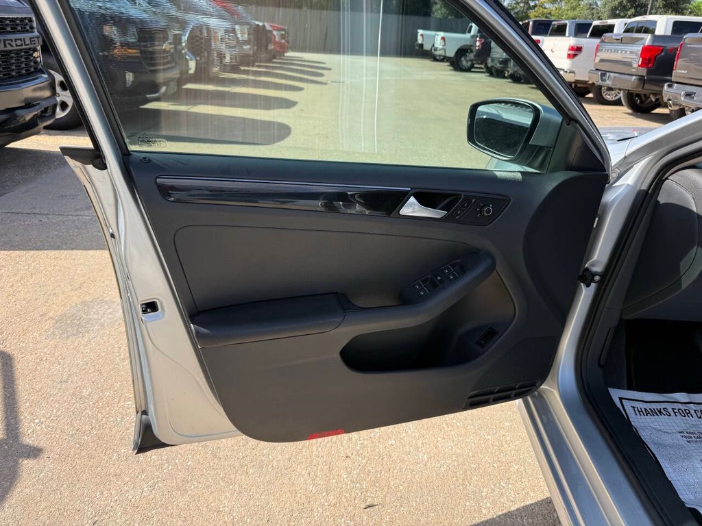 Volkswagen Jetta Sedan Vehicle Full-screen Gallery Image 08