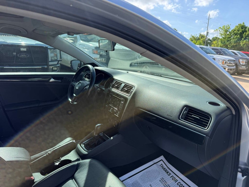 Volkswagen Jetta Sedan Vehicle Full-screen Gallery Image 09