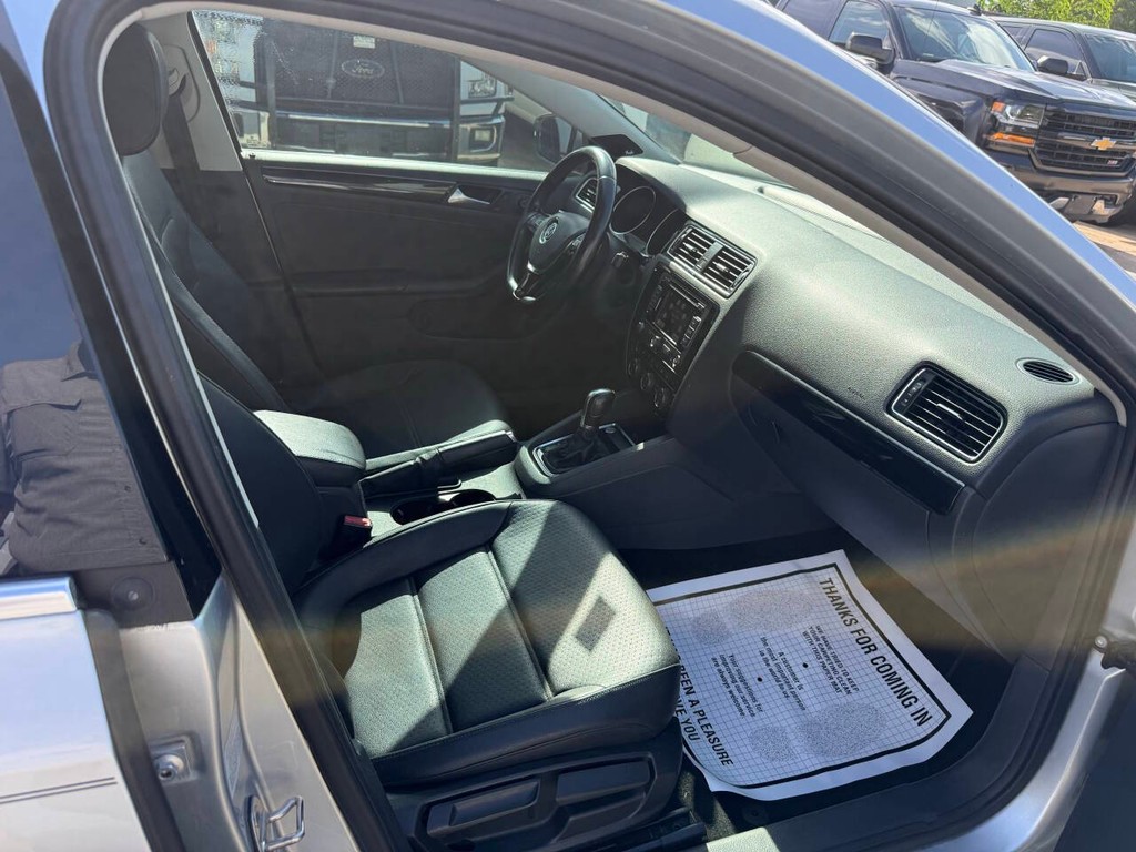 Volkswagen Jetta Sedan Vehicle Full-screen Gallery Image 10