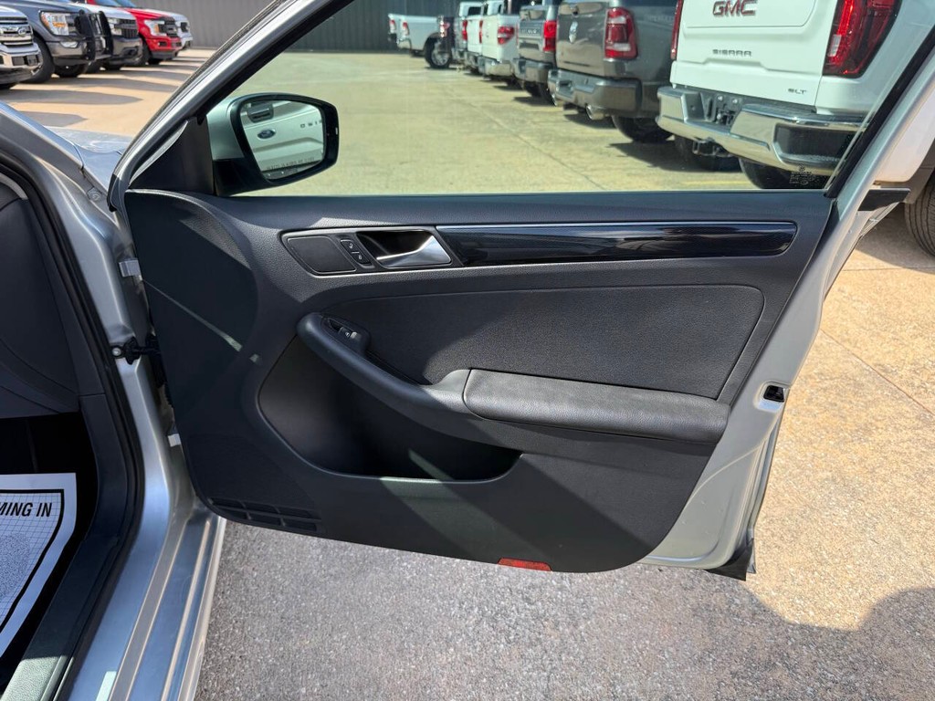 Volkswagen Jetta Sedan Vehicle Full-screen Gallery Image 11