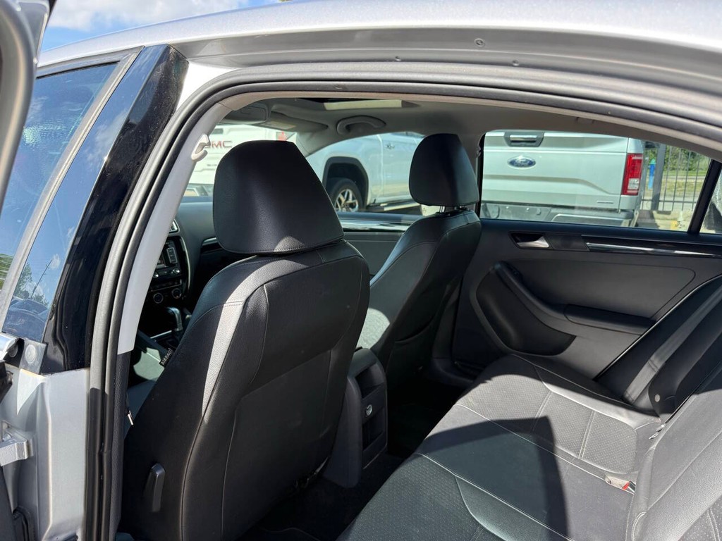 Volkswagen Jetta Sedan Vehicle Full-screen Gallery Image 12
