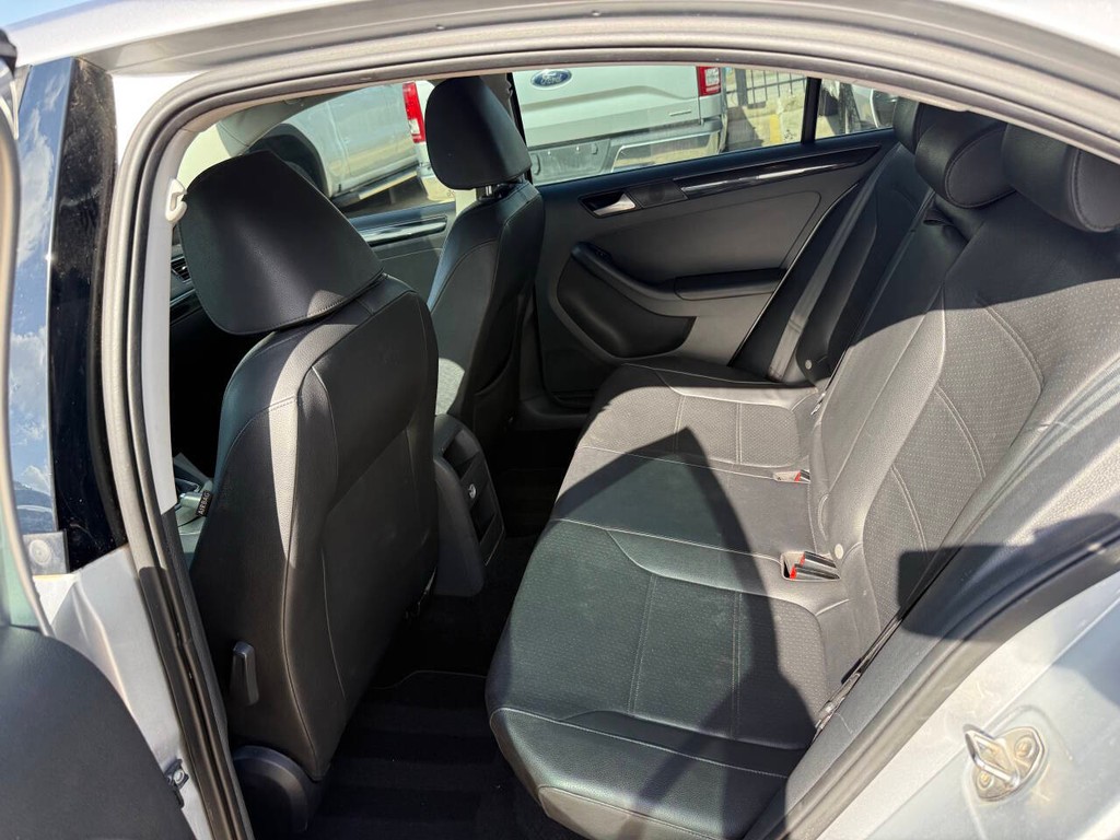 Volkswagen Jetta Sedan Vehicle Full-screen Gallery Image 13