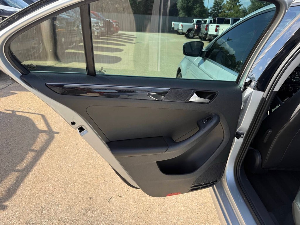 Volkswagen Jetta Sedan Vehicle Full-screen Gallery Image 14