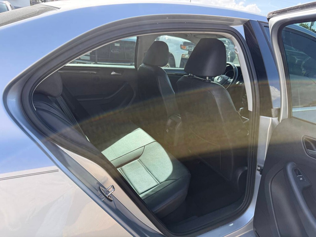 Volkswagen Jetta Sedan Vehicle Full-screen Gallery Image 15