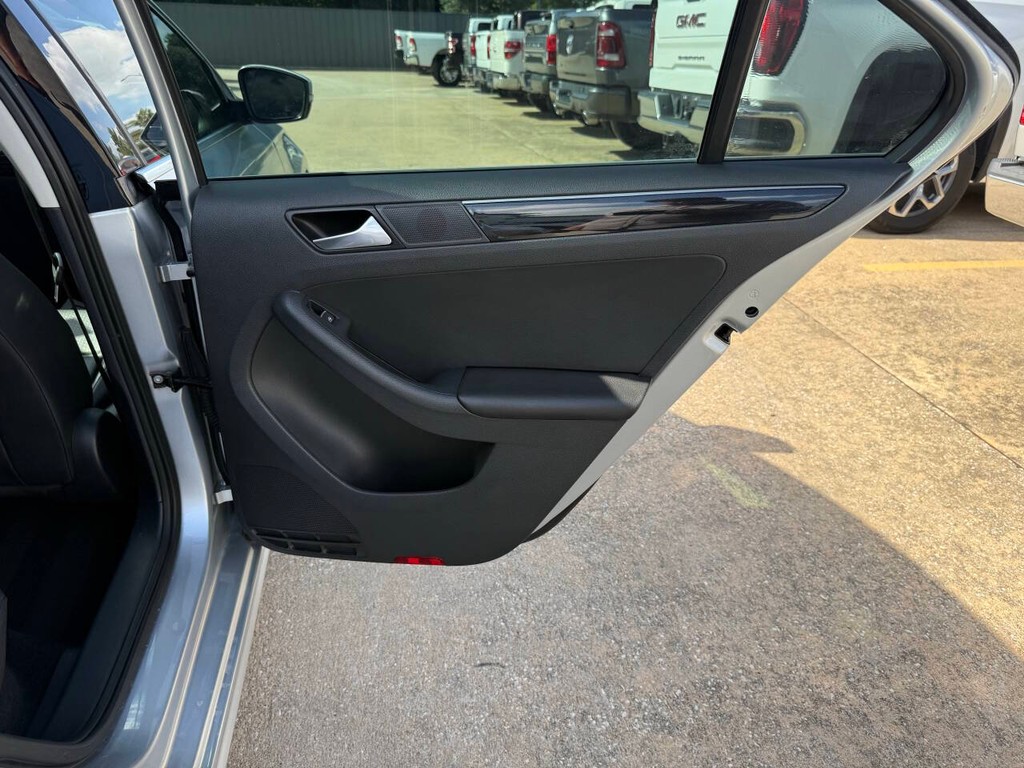 Volkswagen Jetta Sedan Vehicle Full-screen Gallery Image 16