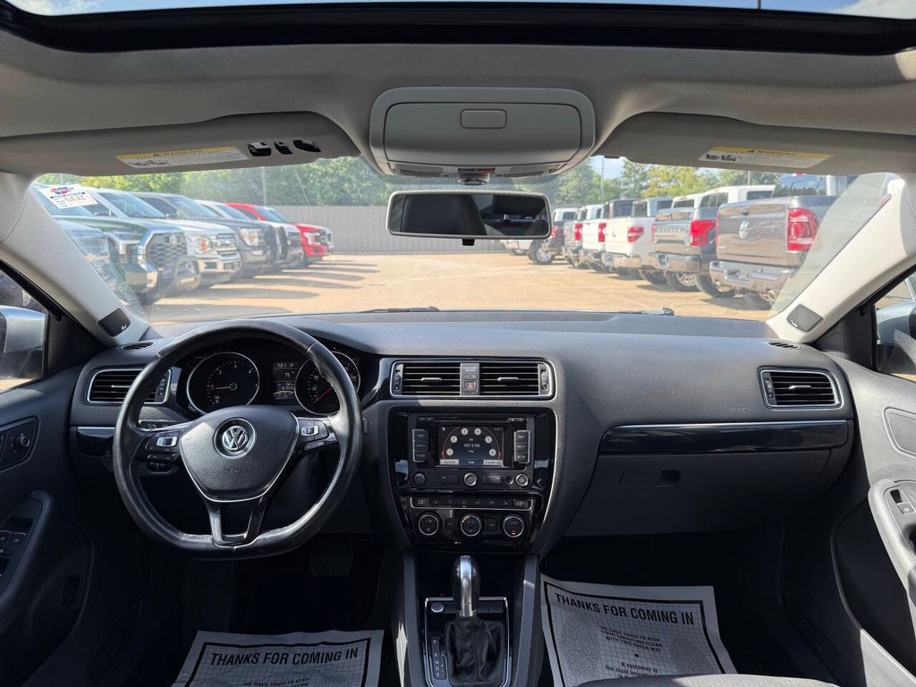 Volkswagen Jetta Sedan Vehicle Full-screen Gallery Image 17