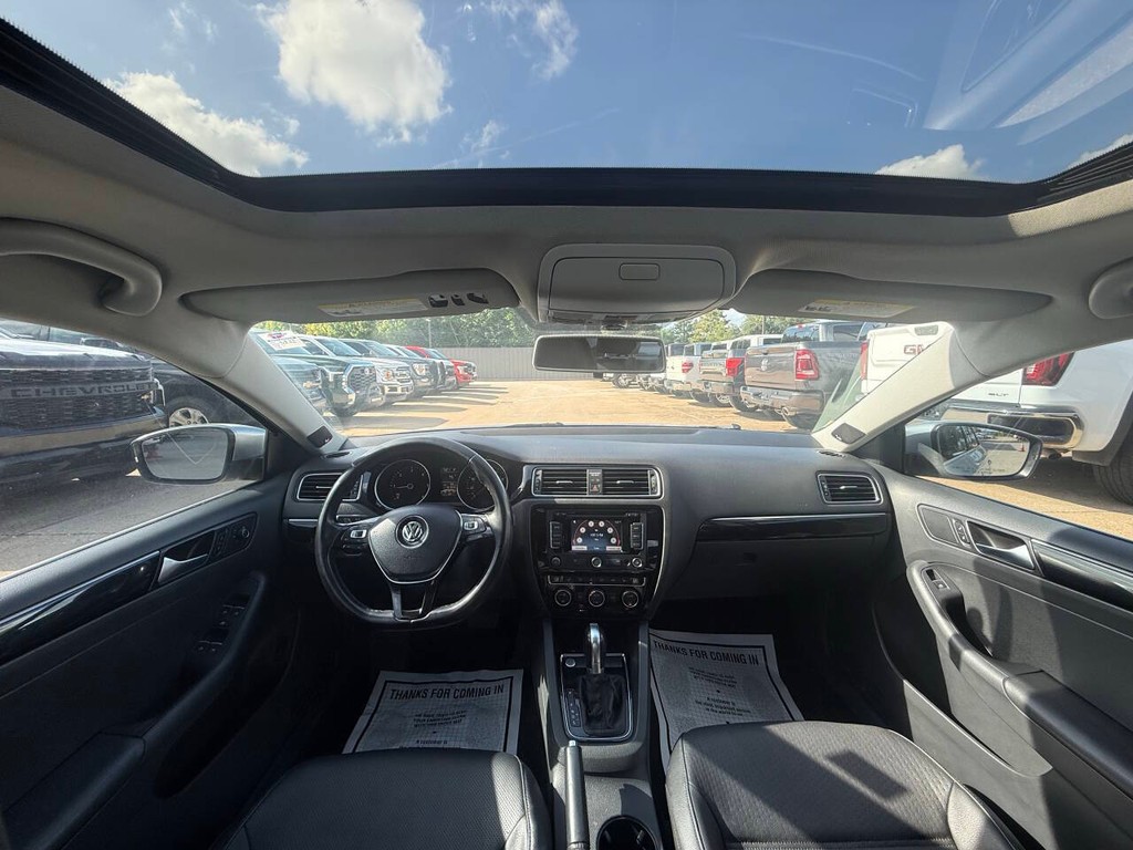 Volkswagen Jetta Sedan Vehicle Full-screen Gallery Image 18