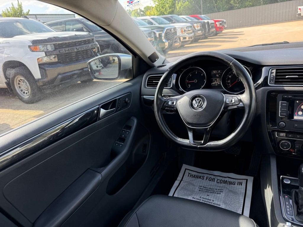 Volkswagen Jetta Sedan Vehicle Full-screen Gallery Image 19