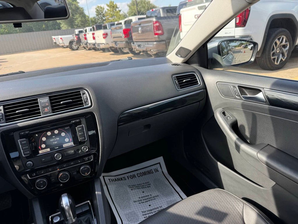 Volkswagen Jetta Sedan Vehicle Full-screen Gallery Image 20