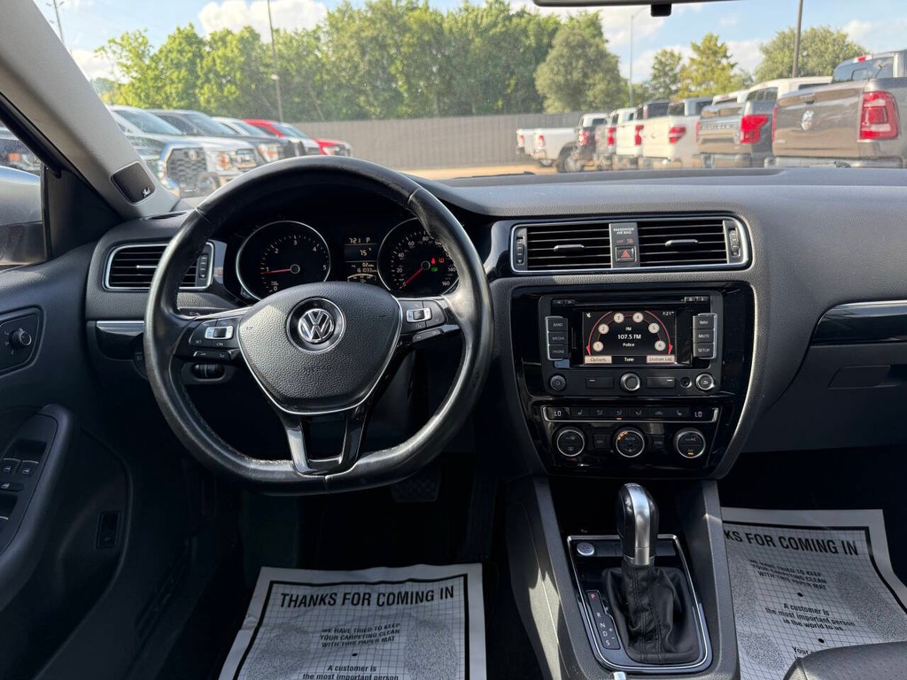 Volkswagen Jetta Sedan Vehicle Full-screen Gallery Image 21