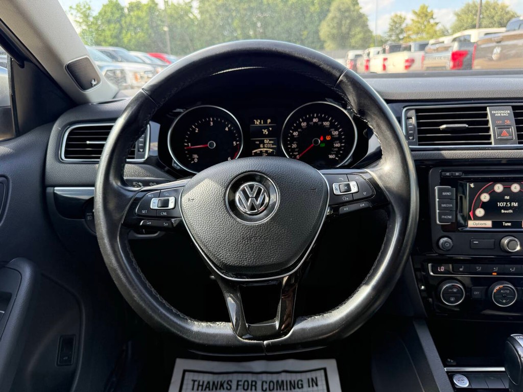 Volkswagen Jetta Sedan Vehicle Full-screen Gallery Image 23