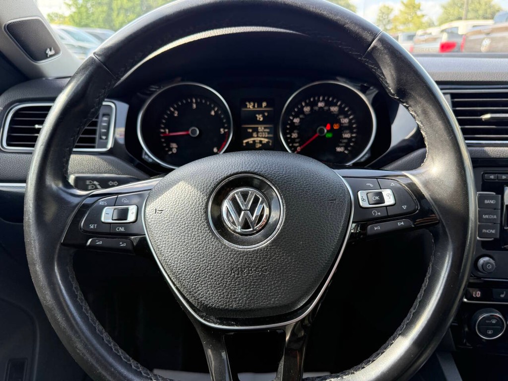 Volkswagen Jetta Sedan Vehicle Full-screen Gallery Image 24