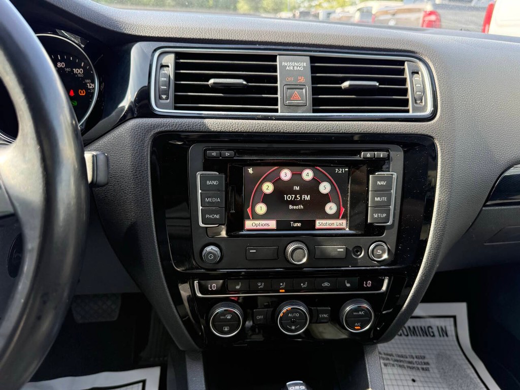 Volkswagen Jetta Sedan Vehicle Full-screen Gallery Image 25