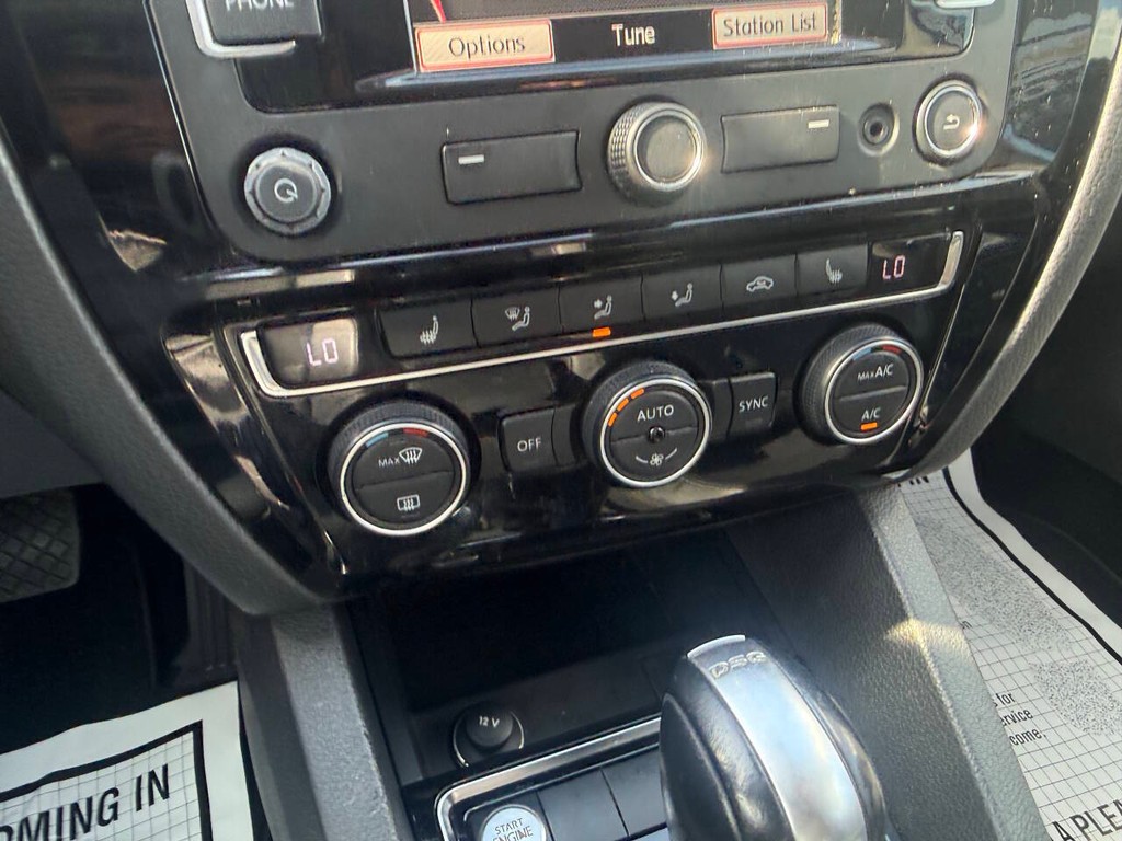 Volkswagen Jetta Sedan Vehicle Full-screen Gallery Image 29