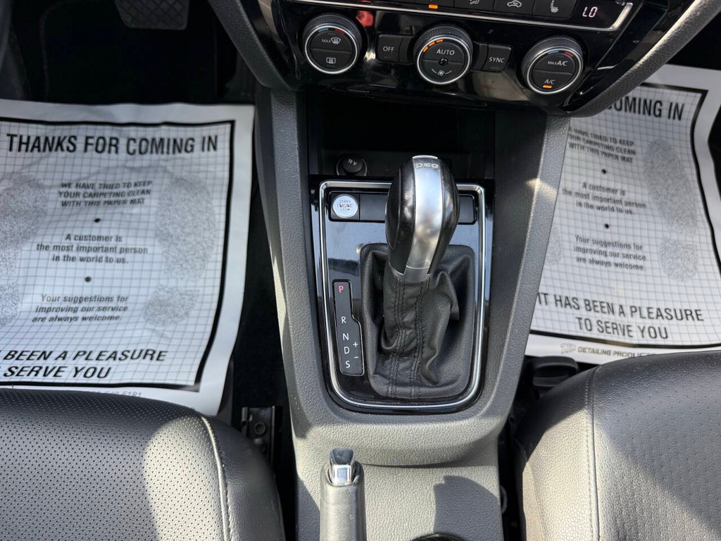 Volkswagen Jetta Sedan Vehicle Full-screen Gallery Image 30