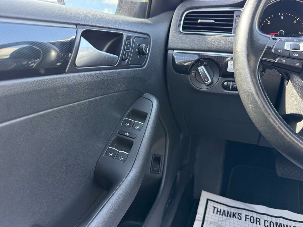 Volkswagen Jetta Sedan Vehicle Full-screen Gallery Image 31