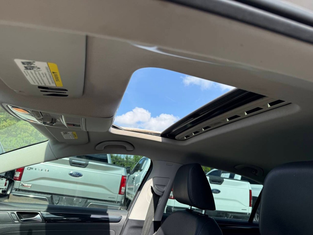 Volkswagen Jetta Sedan Vehicle Full-screen Gallery Image 32