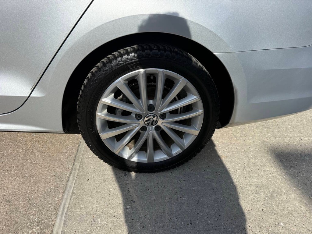 Volkswagen Jetta Sedan Vehicle Full-screen Gallery Image 37