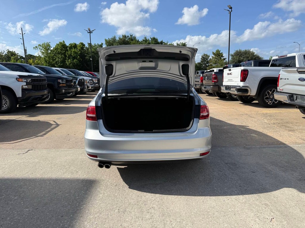 Volkswagen Jetta Sedan Vehicle Full-screen Gallery Image 38