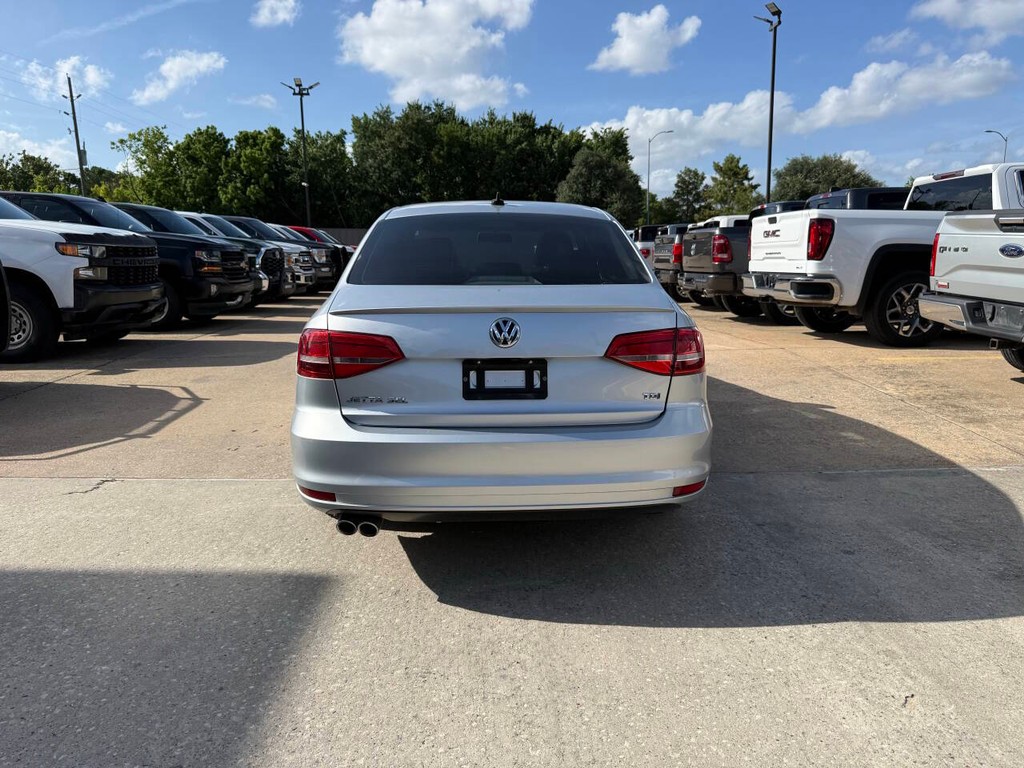 Volkswagen Jetta Sedan Vehicle Full-screen Gallery Image 39
