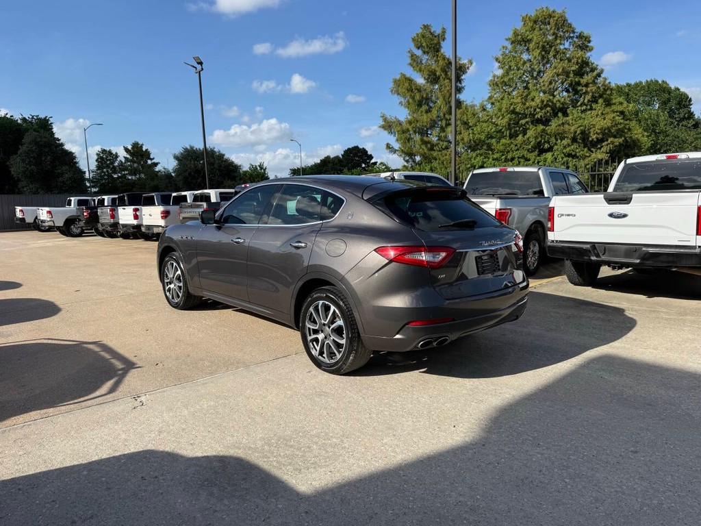 Maserati Levante Vehicle Full-screen Gallery Image 04
