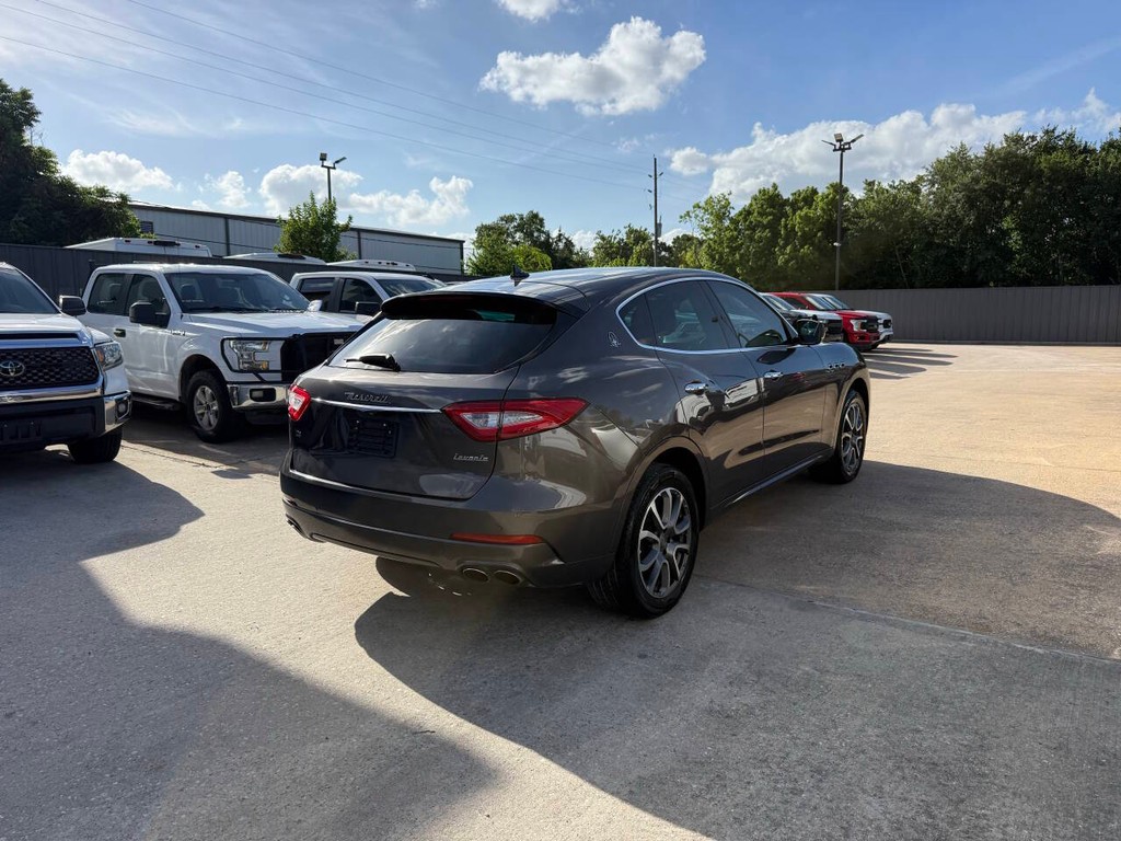 Maserati Levante Vehicle Full-screen Gallery Image 05