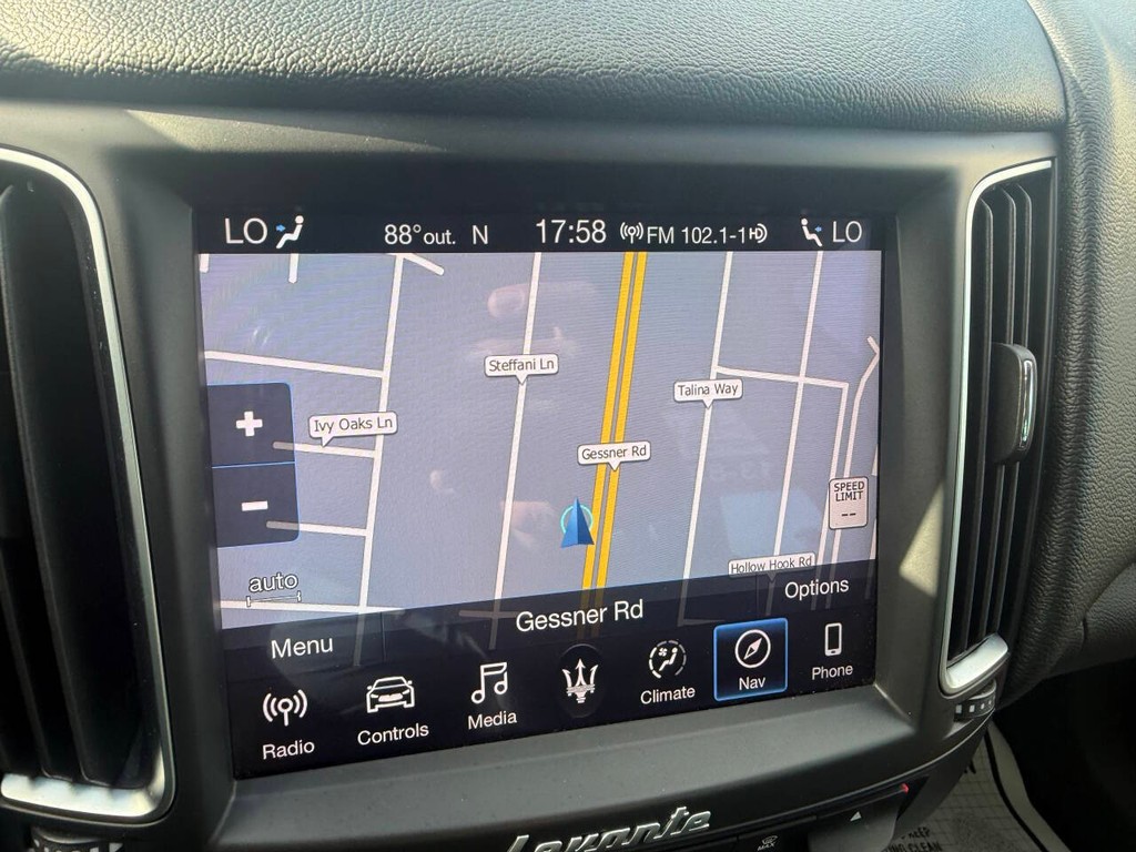 Maserati Levante Vehicle Full-screen Gallery Image 24