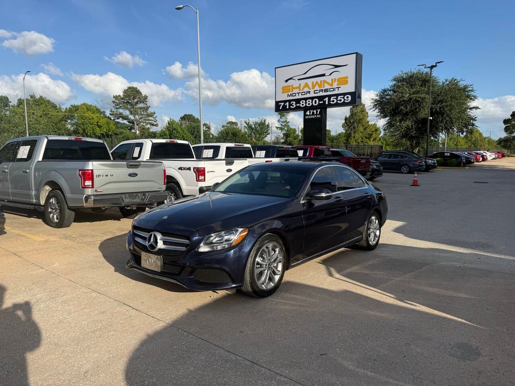 Mercedes-Benz C-Class Vehicle Full-screen Gallery Image 03