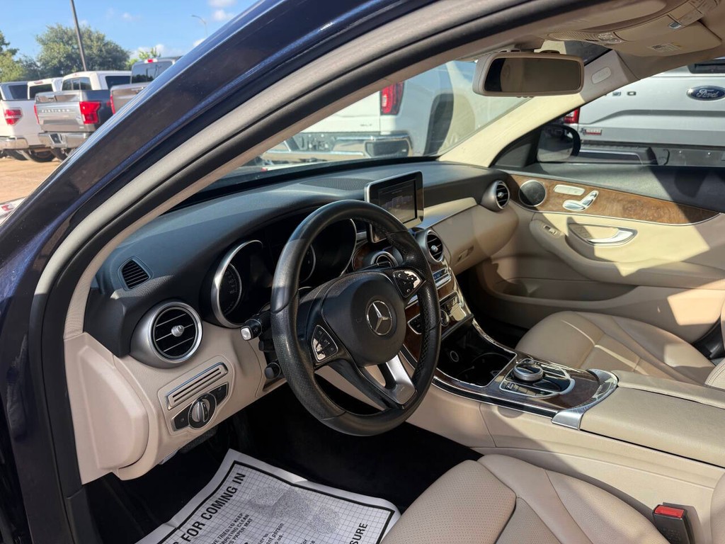 Mercedes-Benz C-Class Vehicle Full-screen Gallery Image 06